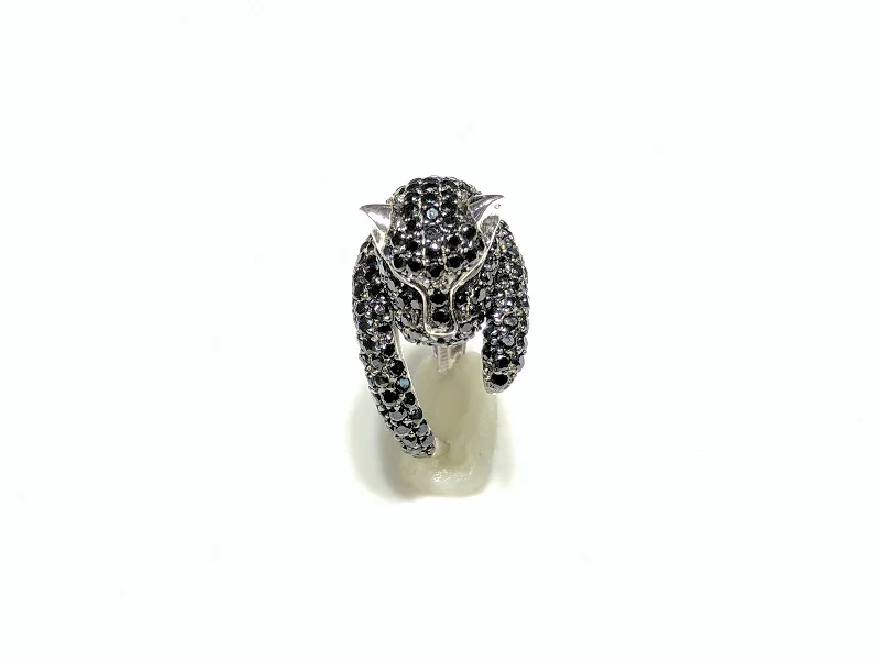 Women’s fashion rings-Iced-Out Panther Band (Silver)