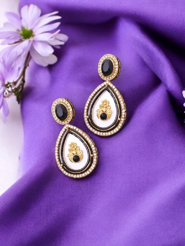 Women’s vintage gold earrings-Jet Pritika Danglers