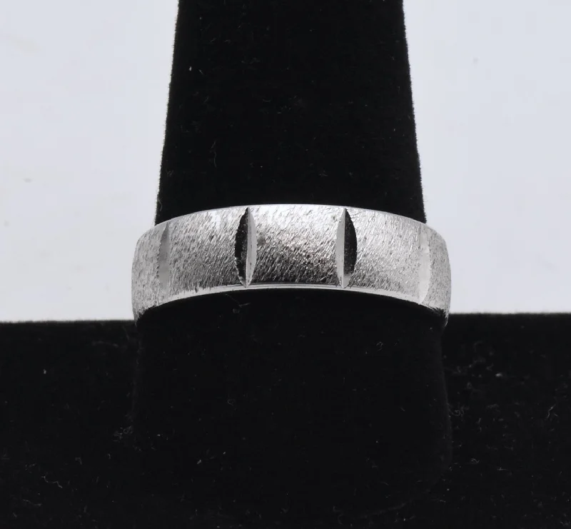 Women’s cluster rings-Silver Tone Brushed Metal Texture Band - Size 10.75