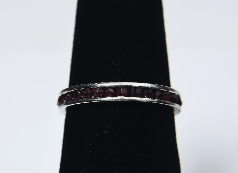 Women’s heart-shaped rings-Vintage Sterling Silver Dark Red Channel Set Band (MISSING 'STONES') - Size 4