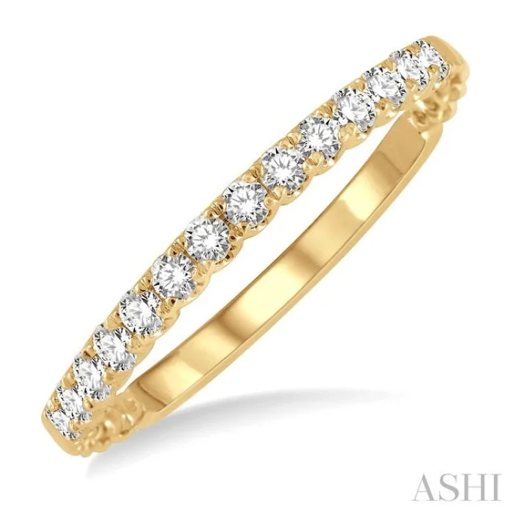 Women's antique style engagement rings-1/4 ctw Lattice Round Cut Diamond Wedding Band in 14K Yellow Gold