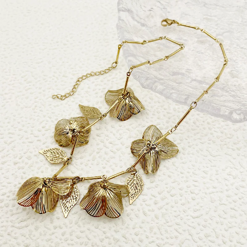 Women’s simple gold necklaces-Vintage Style Roman Style Flower Stainless Steel Plating Hollow Out Gold Plated Necklace