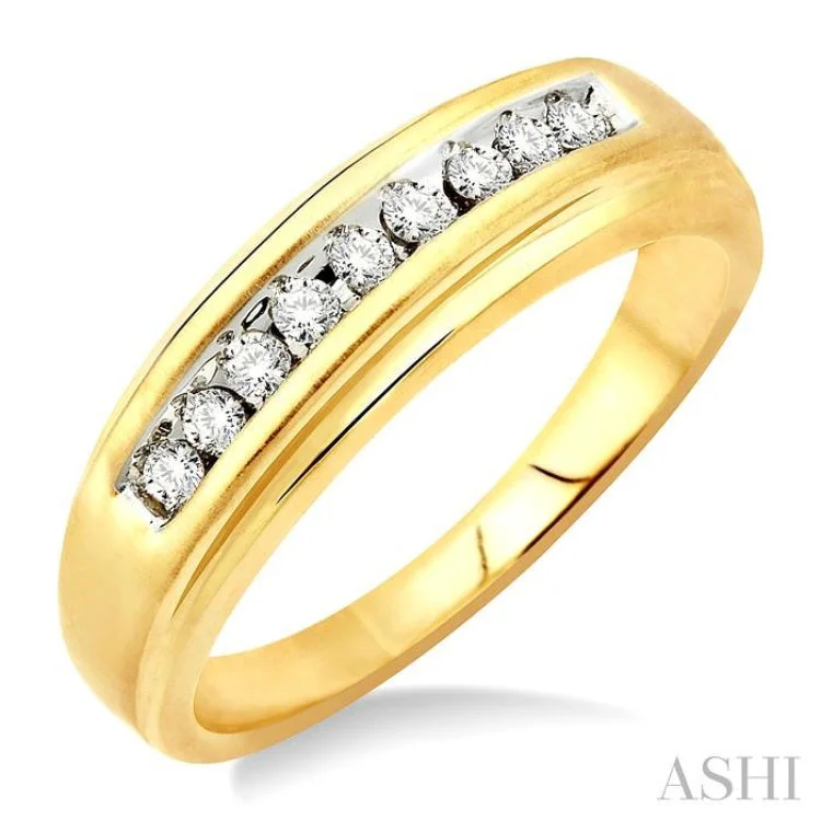 Women's luxury halo engagement rings-1/6 ctw Round Diamond Men's Ring in 14K Yellow Gold